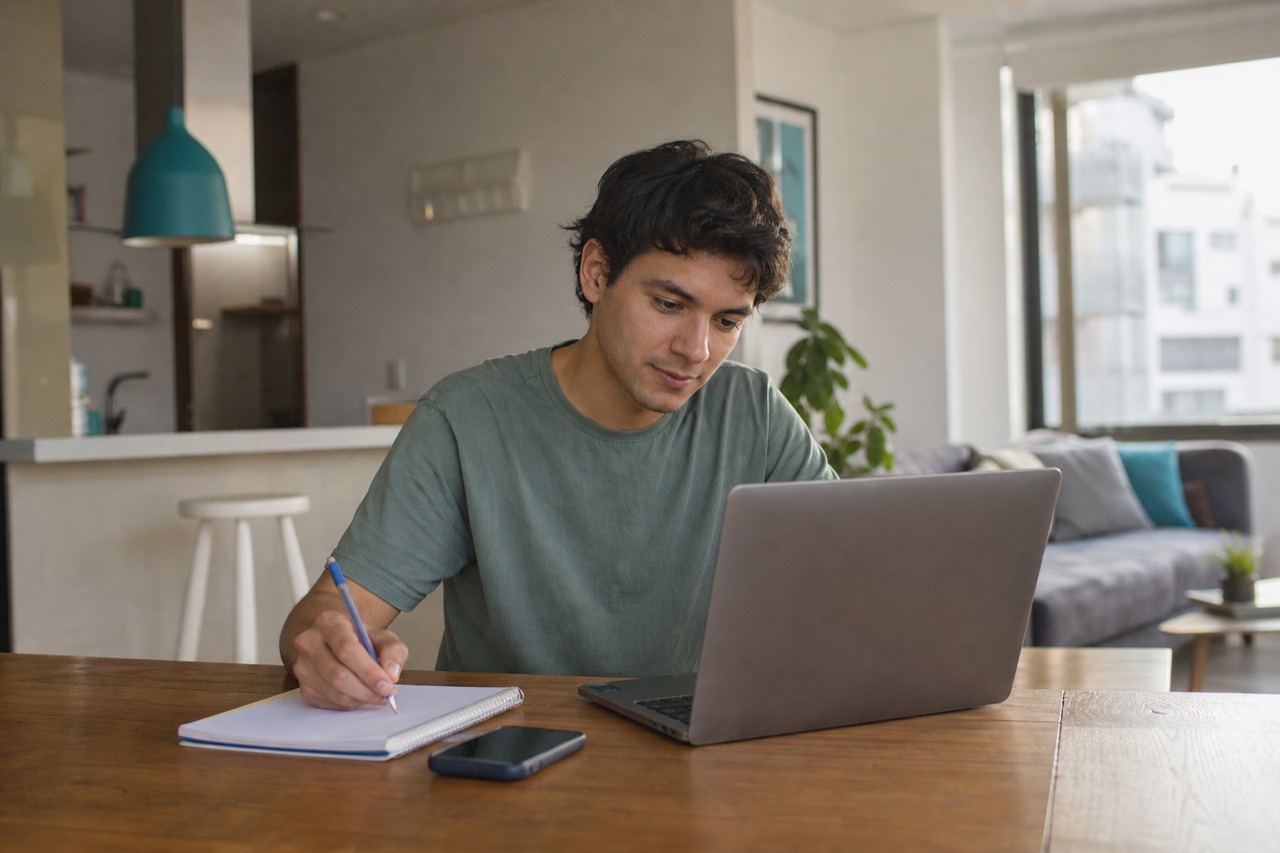 Persona estudiando y trabajando conectada desde su hogar